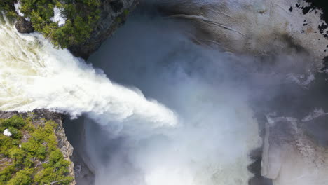 Helmcken-Falls-water-flow,-rainbow-and-steam