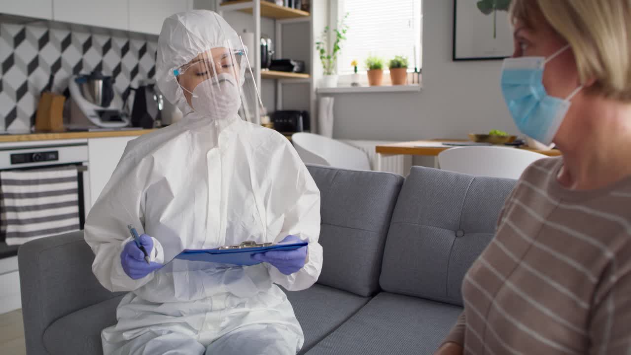 seguimiento de vídeo de un trabajador médico que visita a un anciano en su hogar