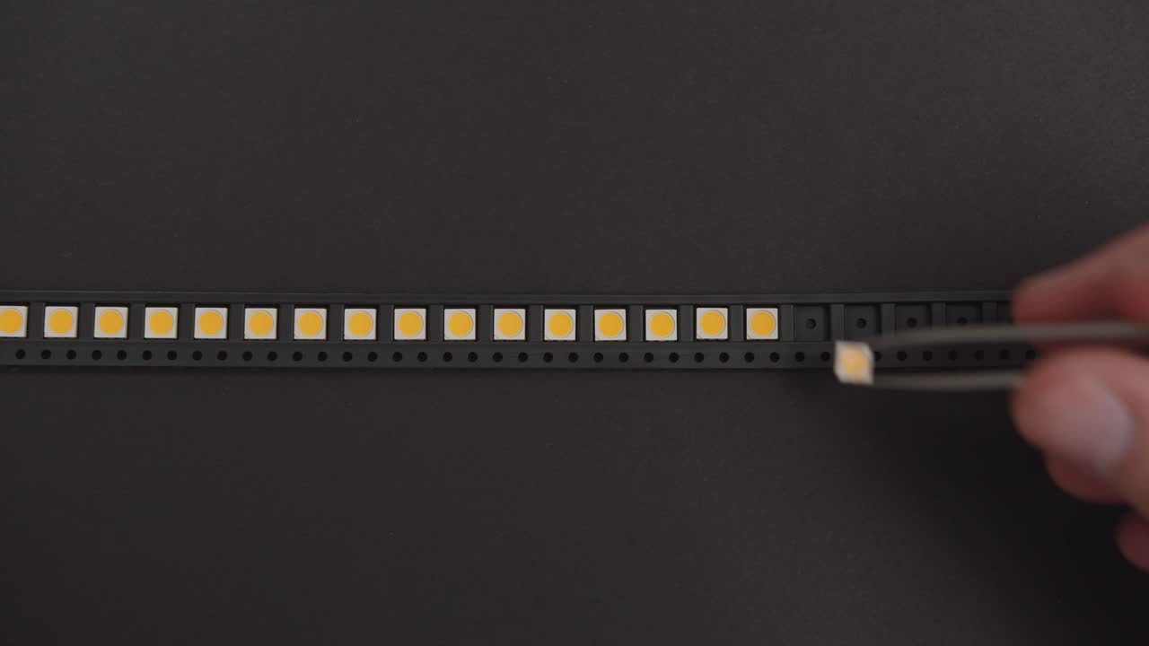 colocación manual de componentes electrónicos en contenedor negro