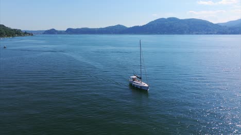 un velero navegando a través del encantador lago maggiore en italia