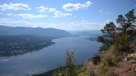 serenidade de verão: timelapse das águas tranquilas do lago shuswap e passeios de barco