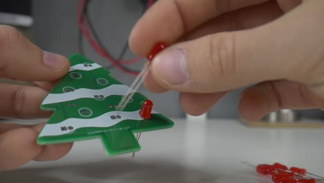 colocando componentes electrónicos en pcb verde