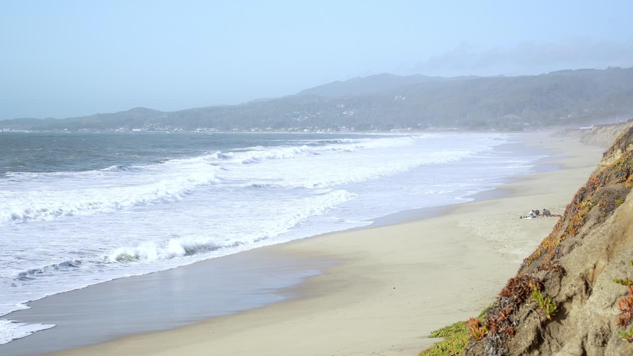 disfrutando de la vista de las olas desde el acantilado en half moon bay