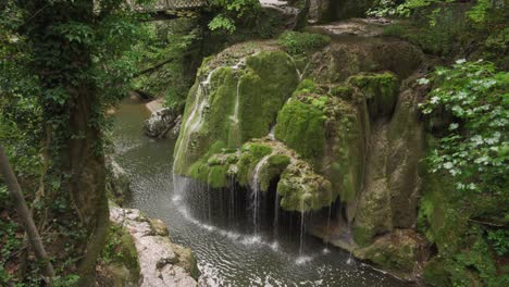 la cascada bigar es una de las cascadas más famosas y hermosas del mundo