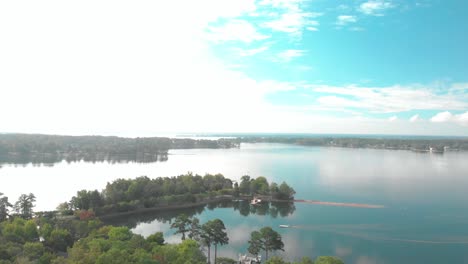 Un-Barco-En-La-Distancia-En-El-Lago-Murray-En-Carolina-Del-Sur