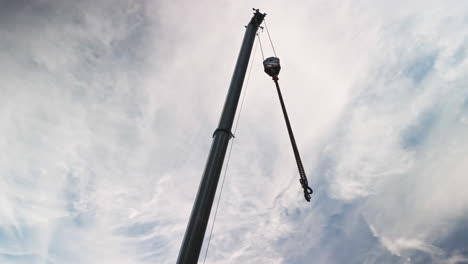 El-Bloque-De-Carga,-El-Cable,-La-Cadena,-El-Gancho,-La-Punta-De-La-Pluma-Y-La-Polea-De-La-Punta-De-La-Pluma-De-Una-Grúa-De-Construcción-Telescópica