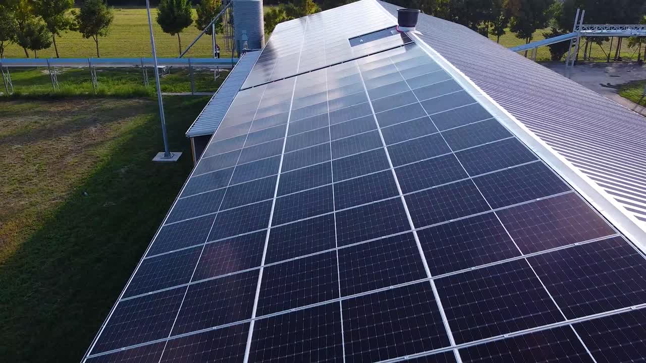 energía solar producida por energía fotovoltaica colocada en el techo de un edificio