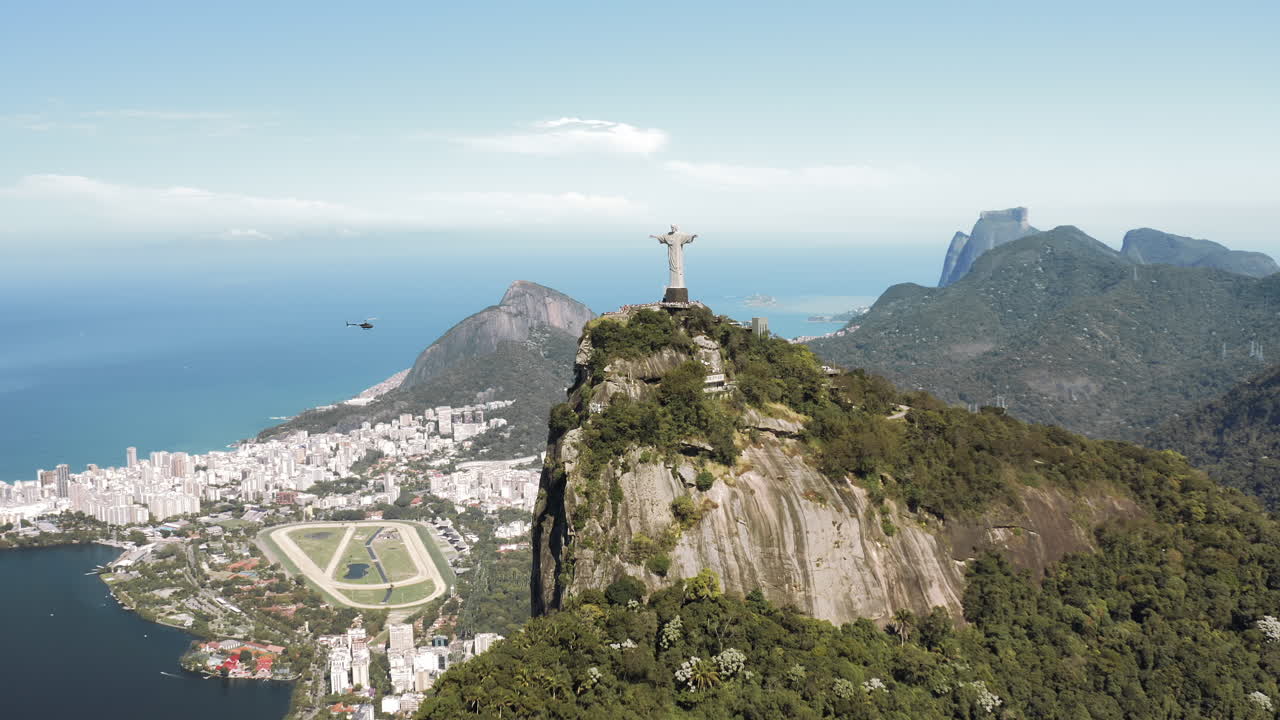 helicóptero se aproximando da estátua do cristo redentor no morro do corcovado no rio de janeiro