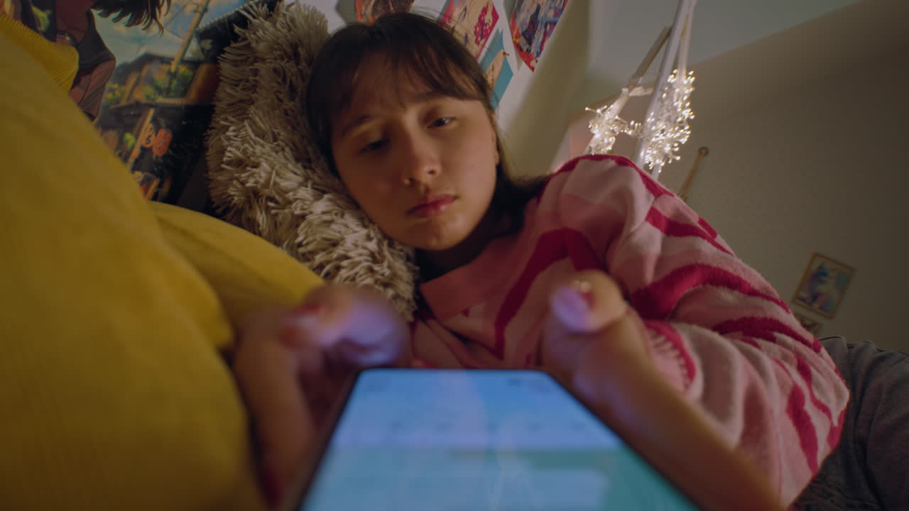 подростковая девушка отдыхает в своей спальне.