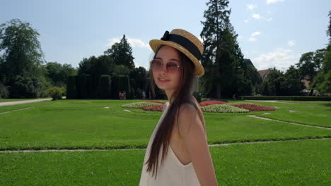 mujer en un parque, tomando fotos