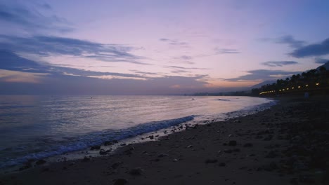 Moviéndose-Lentamente-En-Una-Playa-Vacía-Después-Del-Atardecer