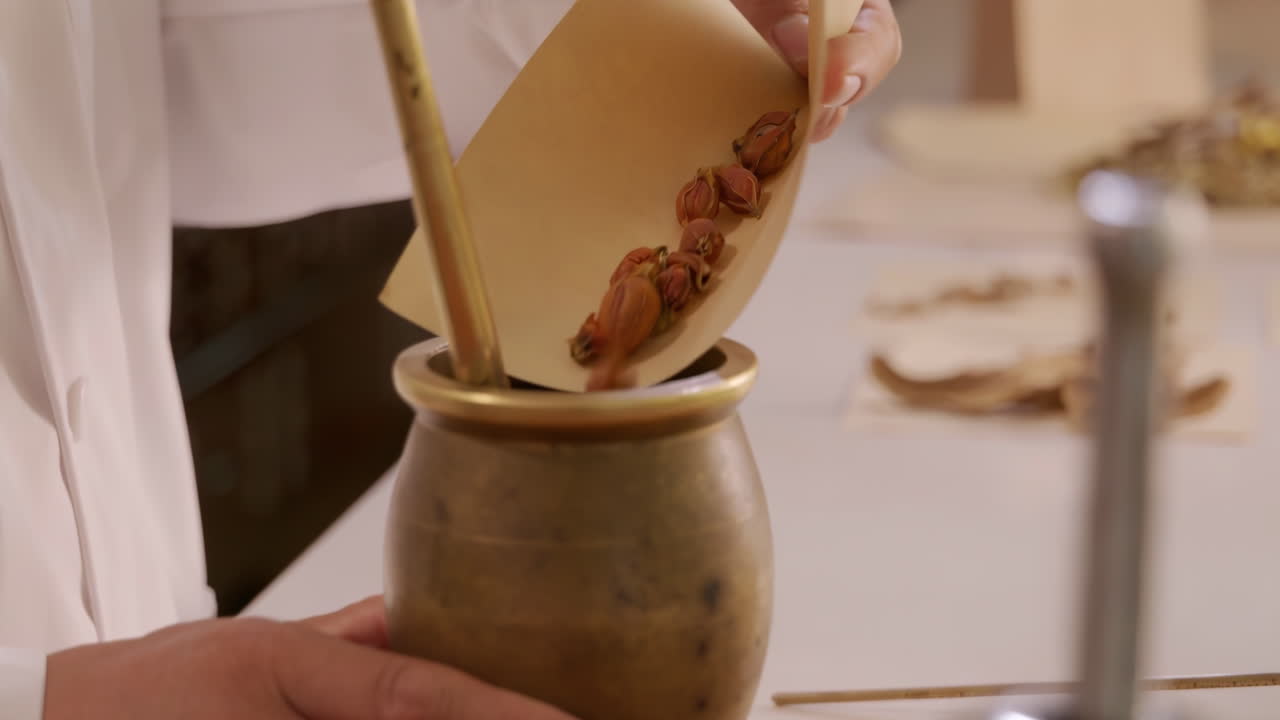 전통 의학을 주제로 한 광고에 대한 실제 영상, 의사는 약을 포장하기 위해 각 건조 한 약초를 선택하고 있습니다.