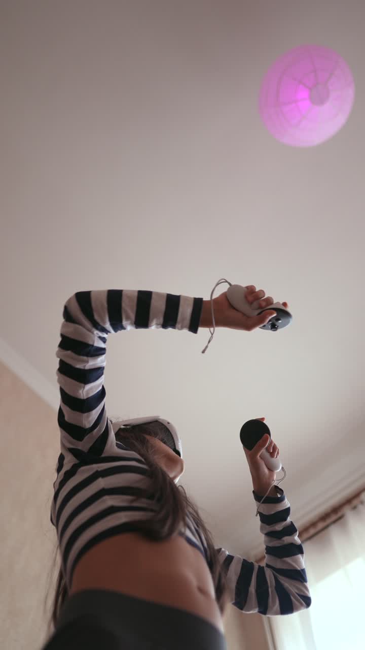 niña jugando al juego vr