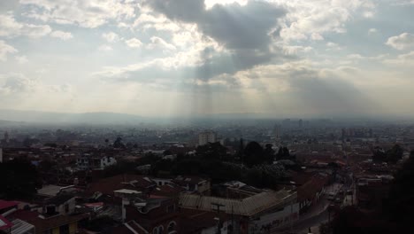 Majestätischer-Schuss-Des-Bogotá-horizonts-Mit-Sonnenstrahlen,-Die-Durch-Die-Wolken-Kommen