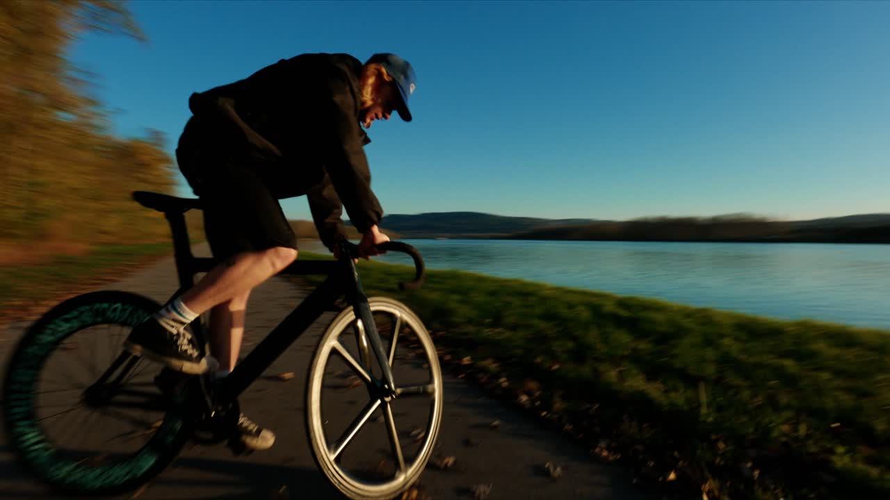 Ripresa circolare di Jake, il ciclista fixedgear, che pedala in cerchio