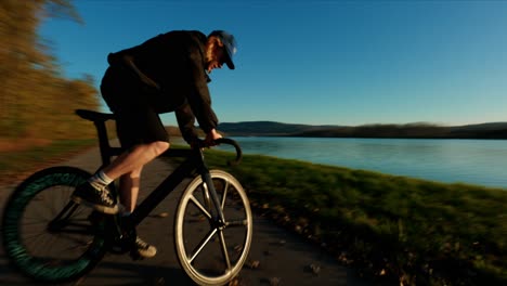 Roundshot-of-Jake-the-Fixedgear-Biker-riding-in-circles