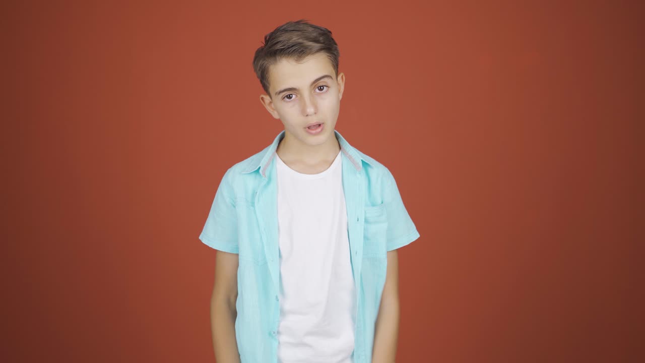 la alta temperatura del aire está asfixiando al niño.