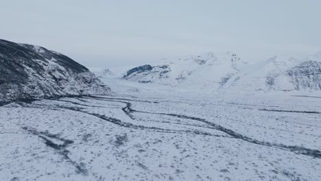 Luftaufnahme-Der-Landschaft-über-Den-Gletscher-Skaftafellsjökull-In-Island,-Schneebedeckt,-In-Der-Abenddämmerung