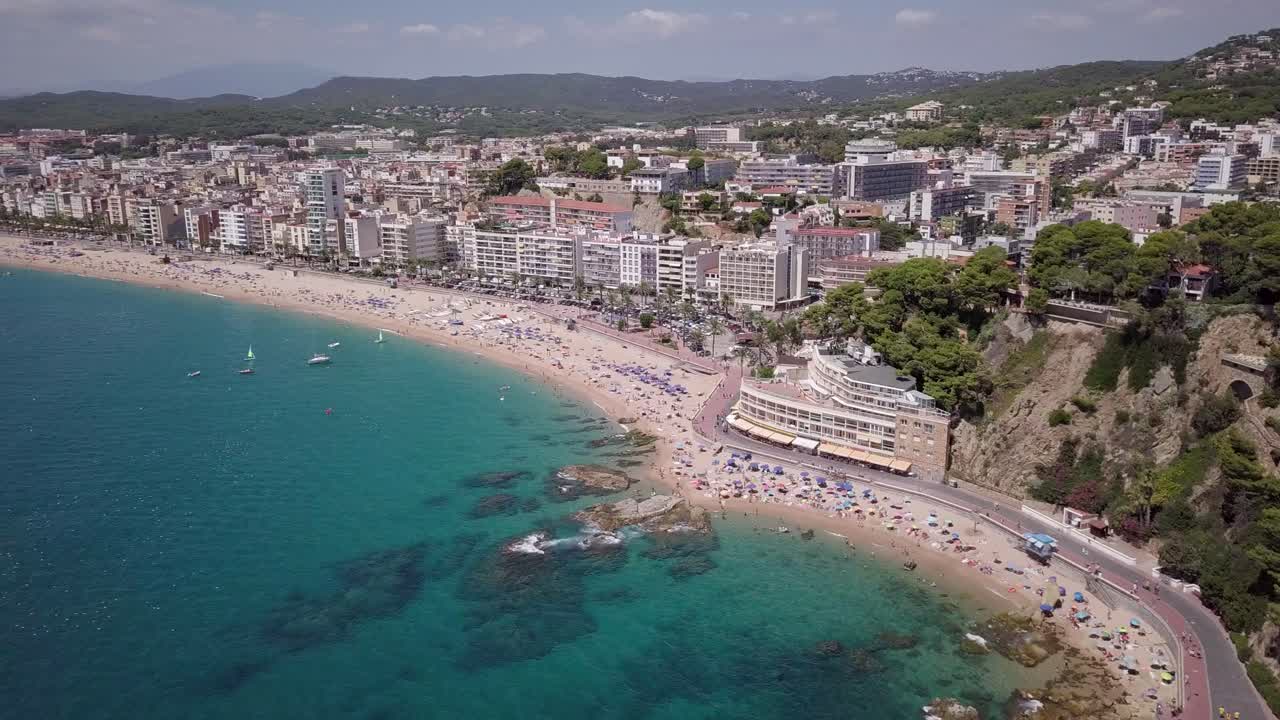 Ampia panoramica di Lloret de Mar sotto il sole