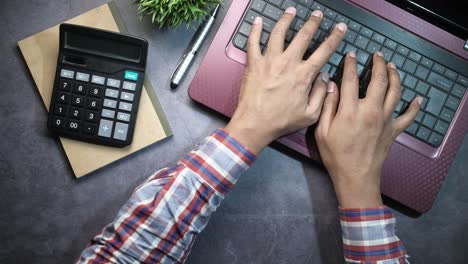 persona que trabaja en una computadora portátil con calculadora y portátil