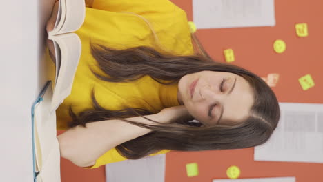 책을 읽는 소녀의 수직 비디오.