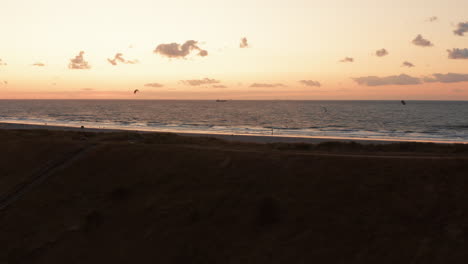 Kitesurfistas-Cerca-De-La-Playa-De-Domburg-Durante-La-Puesta-De-Sol