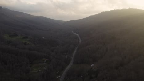 Drohnenaufnahme-Eines-Ländlichen-Tals-Zwischen-Bergen-Mit-Einer-Einzigen-Straße-In-North-Carolina