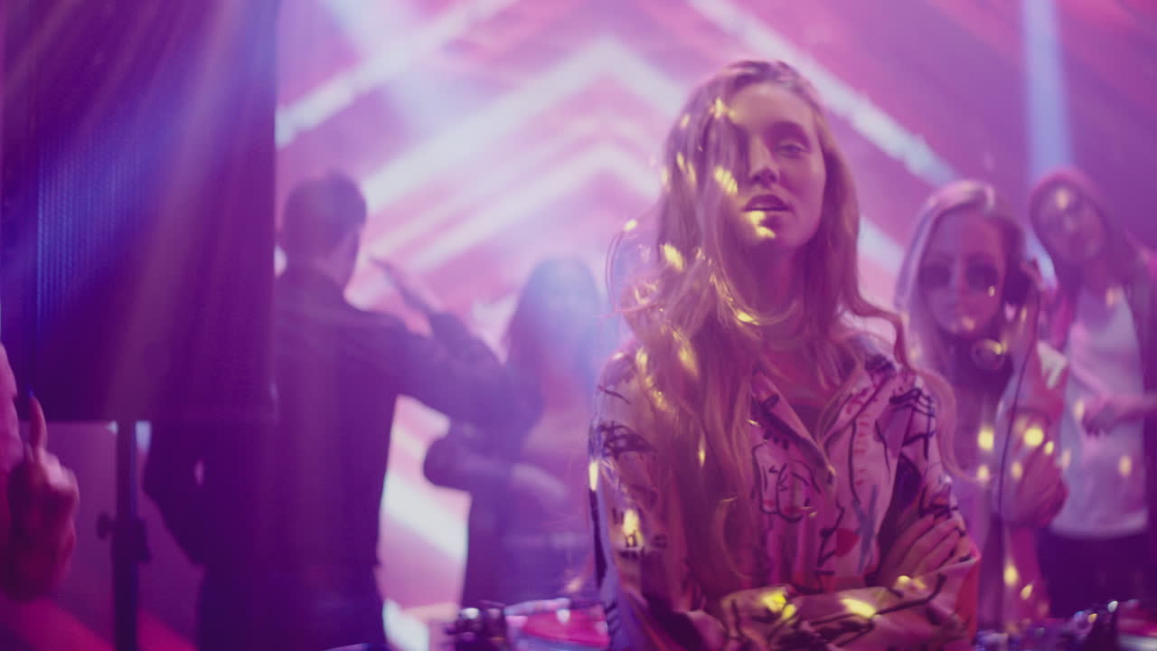 la escena de la fiesta en el club nocturno