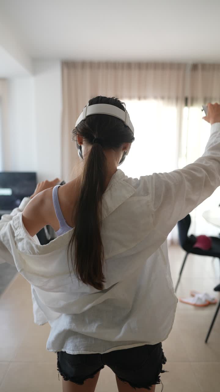mujer disfrutando de la experiencia vr en casa