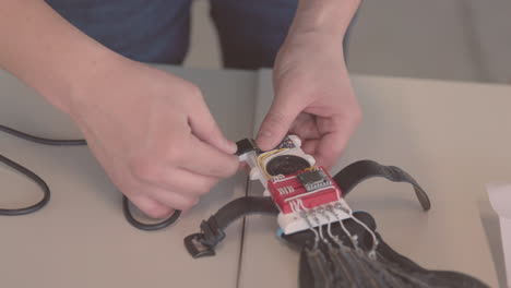 ingeniero revisando cables en guantes que permiten a las personas hablar