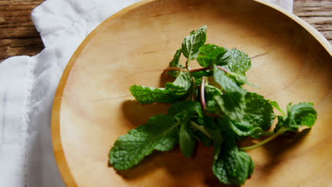 fresh mint leaves in wooden plate 4k