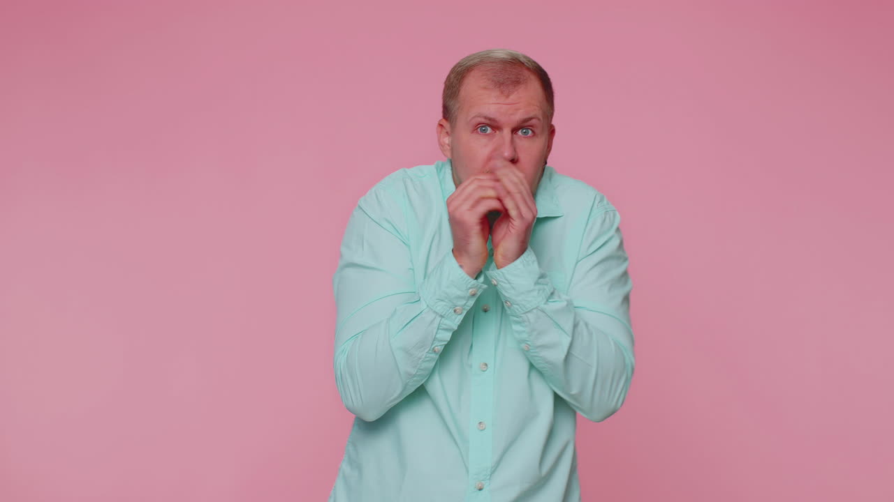 asustado temeroso hombre deprimido expresa su miedo y agita sus manos lejos del peligro, agitando no