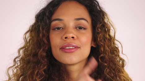 feliz, secreto y rostro de una mujer en un estudio