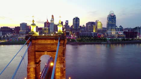 Una-Hermosa-Tarde-Aérea-De-Cincinnati,-Ohio,-Con-El-Puente-Que-Cruza-El-Río-Ohio-En-Primer-Plano