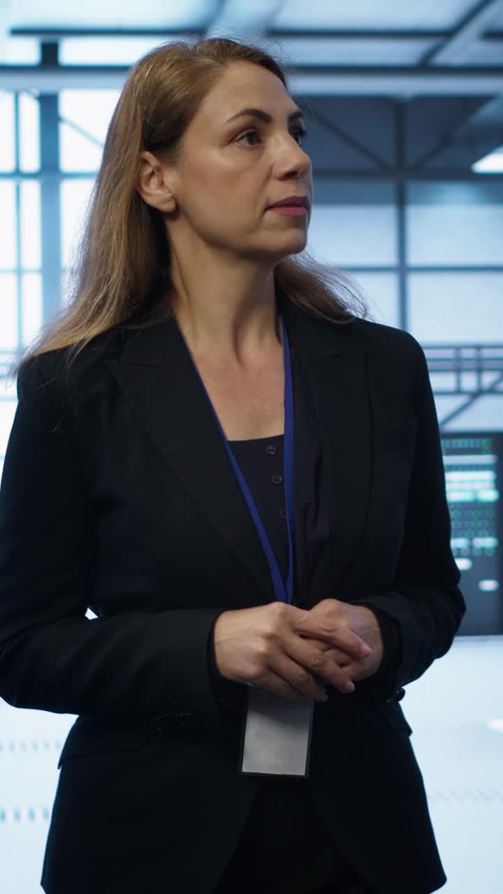 Donna in carriera in piedi e attenta in un moderno data center