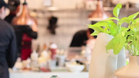 cocineros trabajando juntos en una cocina bulliciosa