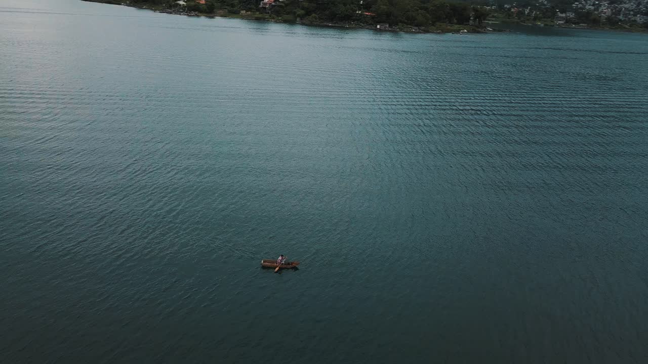드론 조감도, 과테말라 아티틀란 호수에서 보트를 타고 노를 젓는 현지 어부