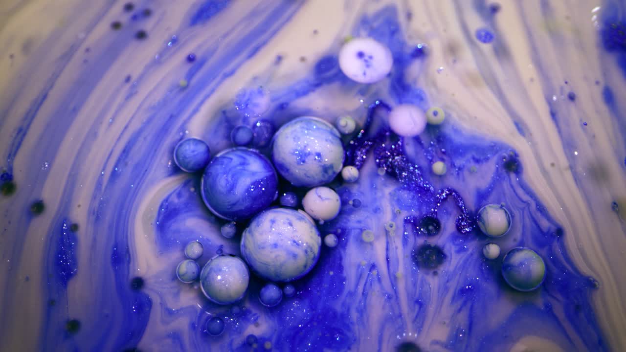 오일 물에 잉크를 가진 추상적인 다채로운 거품