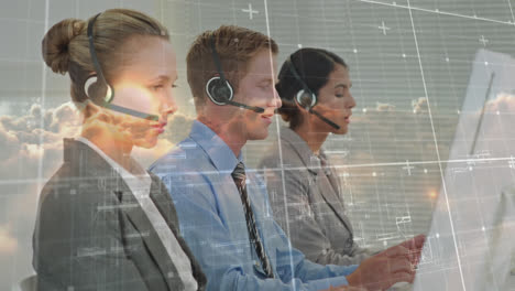animazione dell'elaborazione dei dati su uomini d'affari che indossano cuffie per telefono