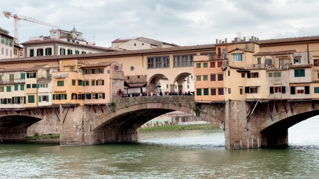 이탈리아 피렌체 의 역사적 인 폰테 베르고 다리 에서 어두운 날
