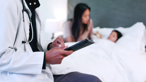 médico, tableta y manos con la madre