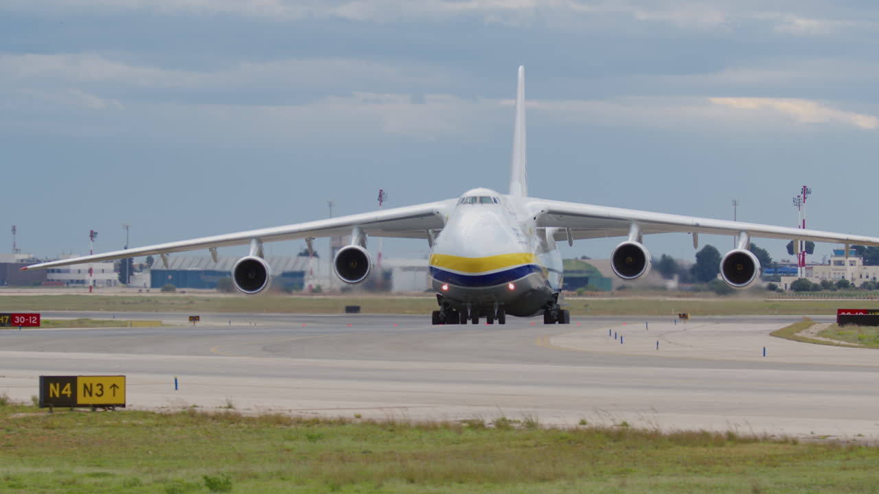 Antonov Airlines An-124 sedang taxi berhadapan langsung di Bandara Valencia, tampak depan.