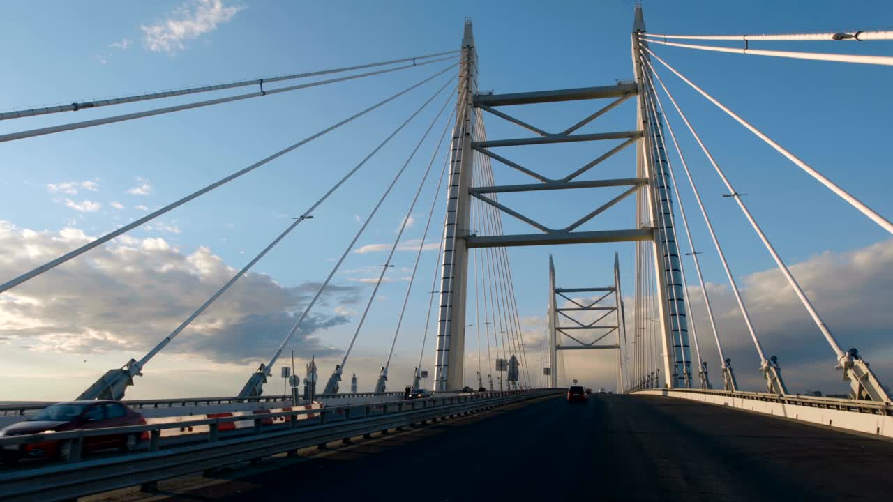 세인트 페테르부르크의 새로운 스타일리시 서쪽 고속도로 지름