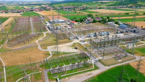 subestación eléctrica con cables, transformadores y torres de energía eléctrica - toma aérea
