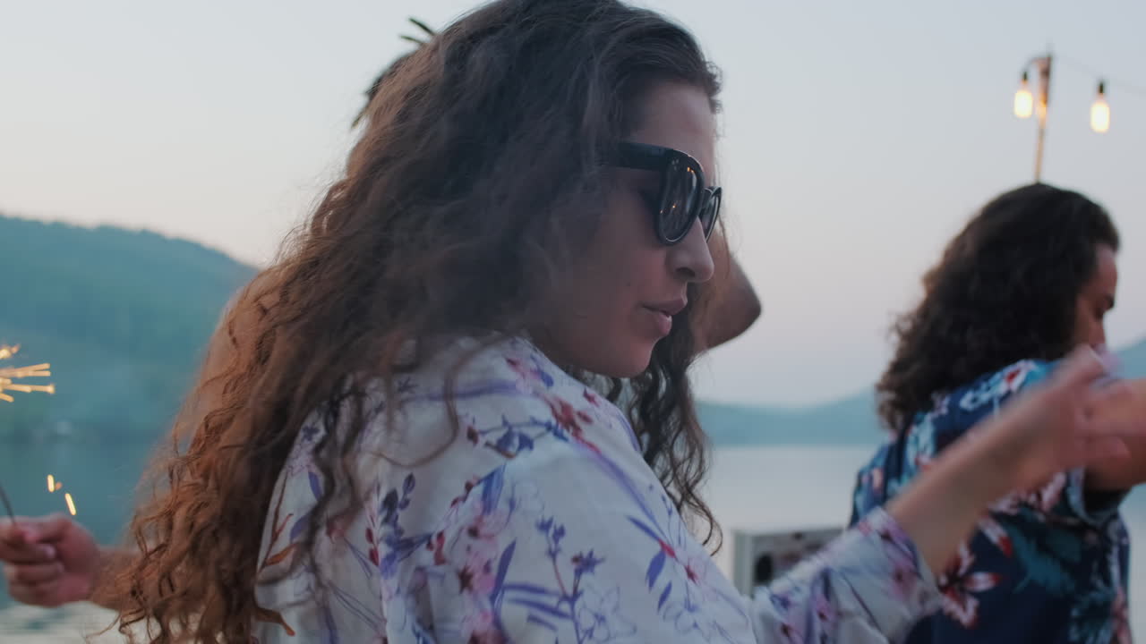 hermosa dama bailando en una fiesta en el lago con amigos