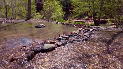 Primavera-De-Primer-Plano-Corre-Fuera-De-Oak-Creek,-Sedona,-Arizona