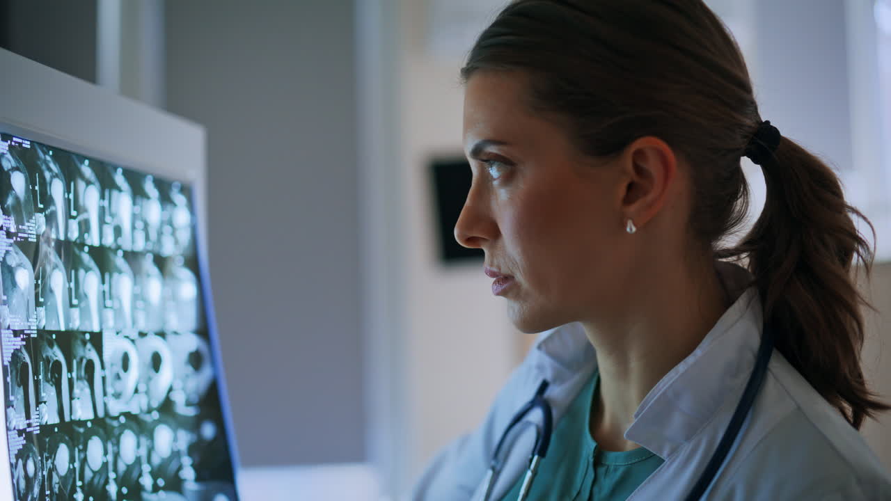 Primo piano di un dottore che esamina da vicino immagini a raggi X. Professionista che esamina una radiografia