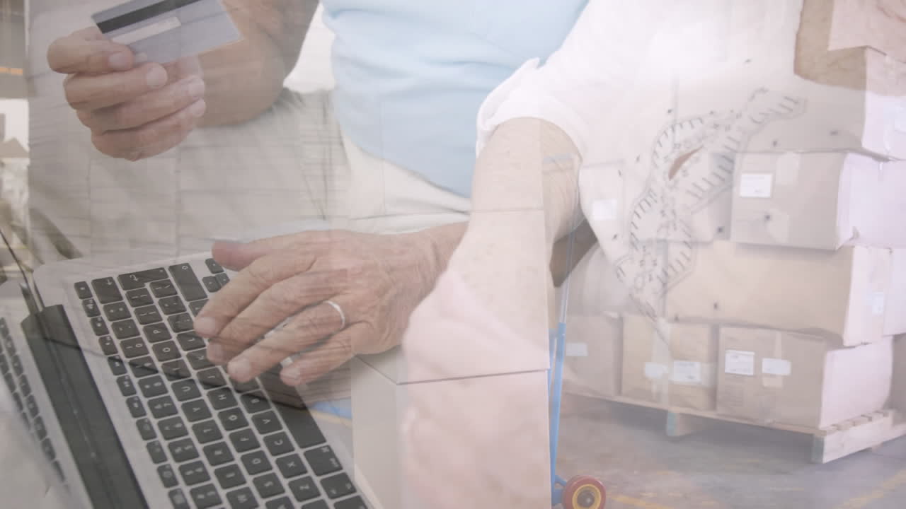 사회적 거리를 유지하는 백인 노인 커플이 집에서 온라인으로 구매하고 있습니다.