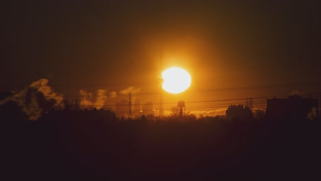sol masivo saliendo detrás del horizonte de la ciudad
