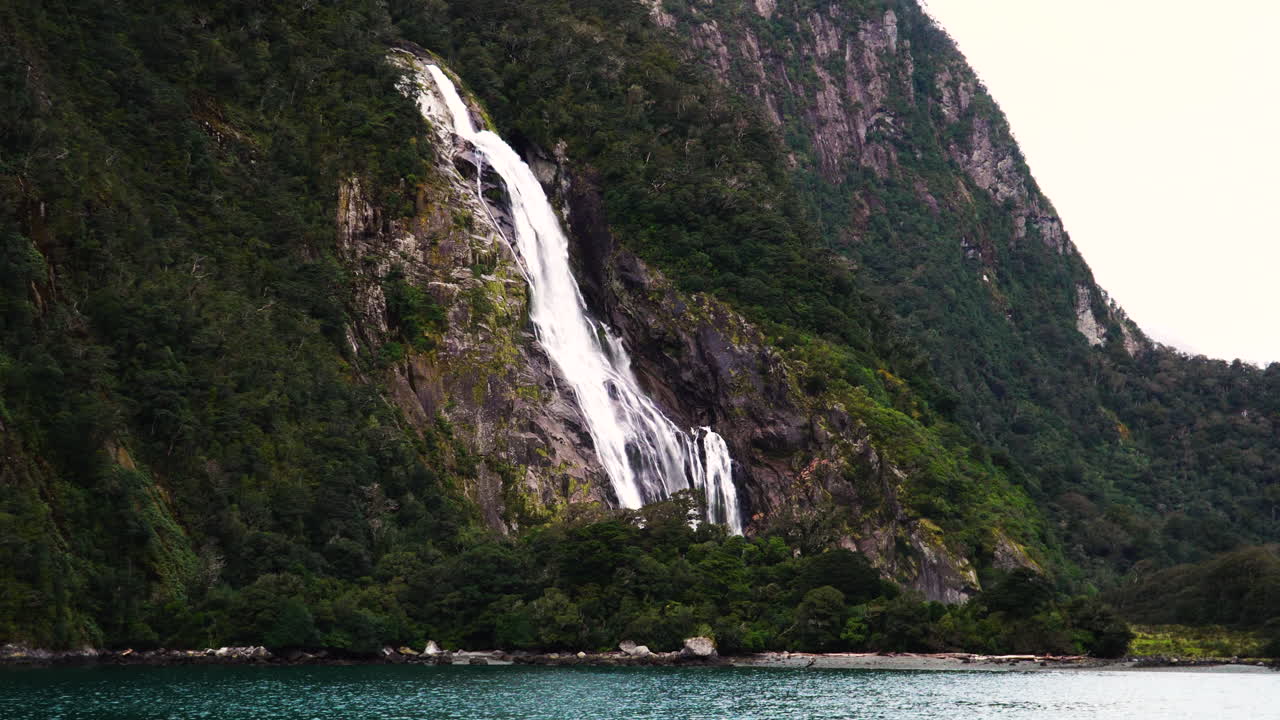 lady bowen은 밀포드 사운드, 뉴질랜드에서 멀리서 폭포를 폭포
